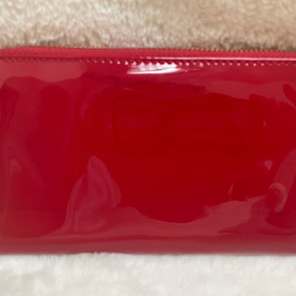 Adrienne Vittadini Red Patent Wristlet Zip Around, AND a Phone Charging Insert! - Picture 4 of 10